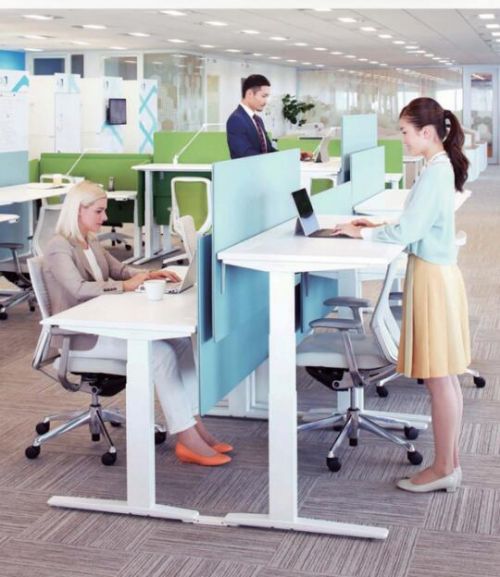 站立式办公的智能办公桌椅